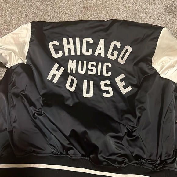 Black jacket with white sleeves light weighted and warm - Picture 2 of 6